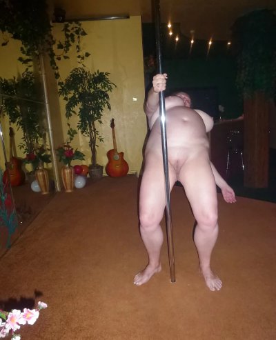 Большая девочка возле пилонa