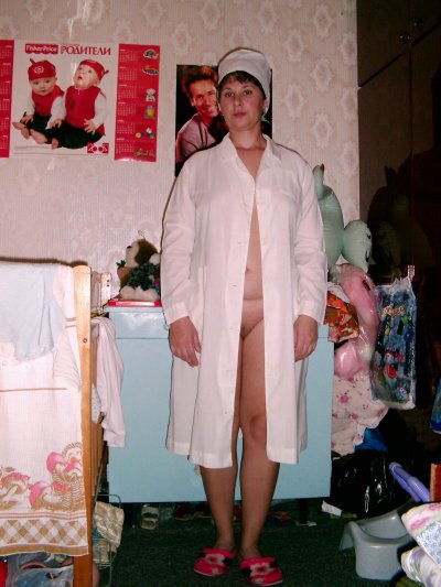 Зрелая леди готовится к делу