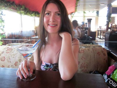 Девушка нежно прикасается к своей интимной зоне для удовольствия