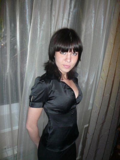 Сладкая брюнетка в шоколаде раздевается и делает минет