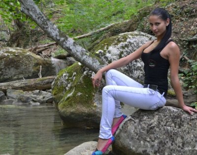 Тёлка 18 лет с модельной фигурой — селфи сочной попки