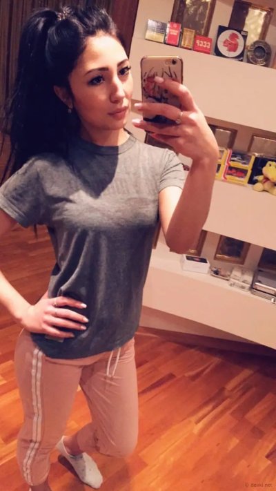 Горячая шатенка позирует голой на фото