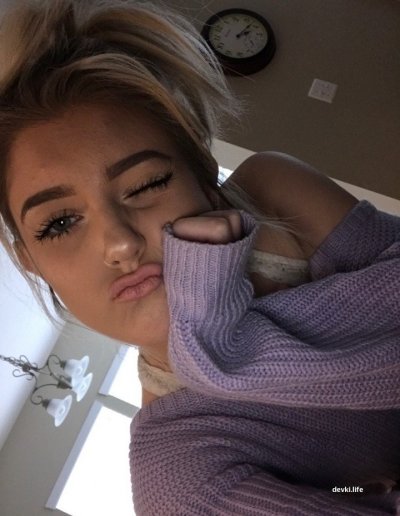 Развратная блондинка раскрыла бедра и показала интимную зону