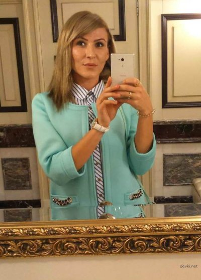 Девушка сосет член и показывает свое обнаженное тело