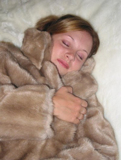 Шикарная девочка отсосала на меховое покрывало