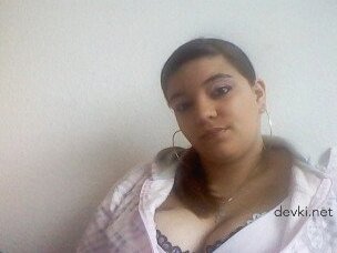 Красотка мастурбирует киску