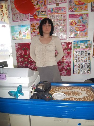 Продавщица сделала минет охраннику в заднем помещении