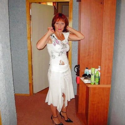 Пышка с красными волосами раздевается перед страстным интимом