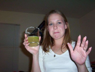 Муж и жена веселятся