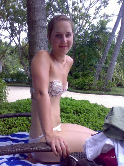 Шпионит за киской, пока подружка спит