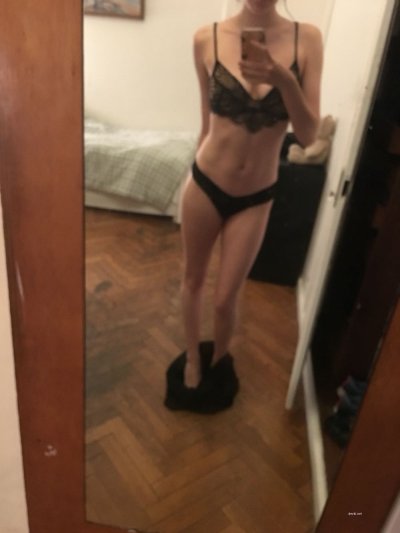 Показывает свои прелести перед отражением