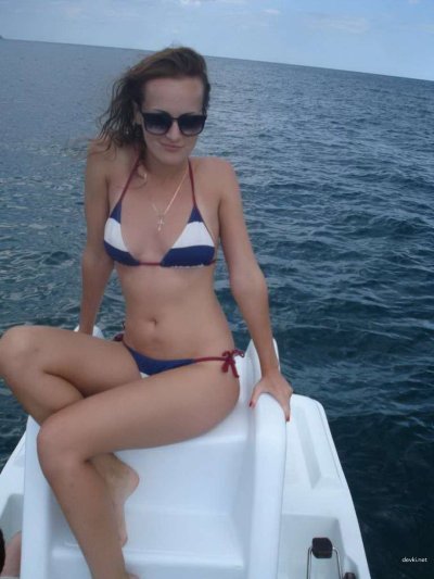 Обнаженная на пляже и в душе: наслаждайся горячими моментами!