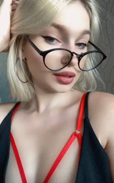 Красотка с естественной грудью показывает свои сексуальные изгибы