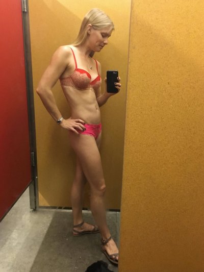 Тонкая блондинка делает селфи