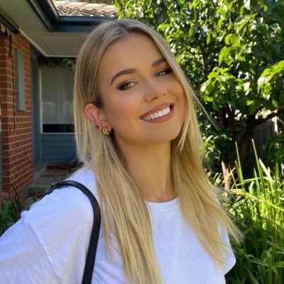 Восхитительная блондинка с улыбкой показала свои прекрасные формы