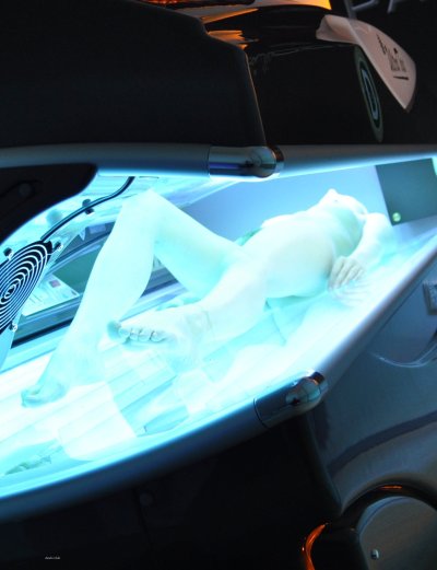 Страстная красотка загорает в солярии