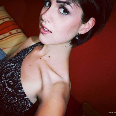 Красотка снимает интимные селфи