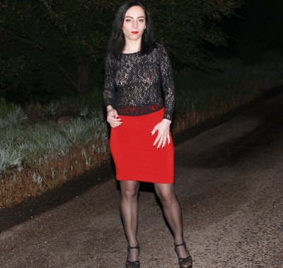 Женщина сняла одежду на трассе в темное время суток и устроила скандал