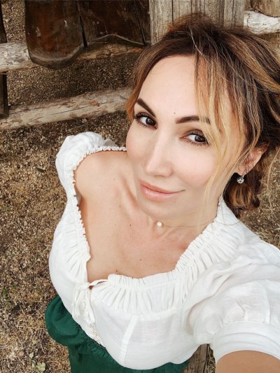 Горячая мамочка привлекательно демонстрирует свою задницу