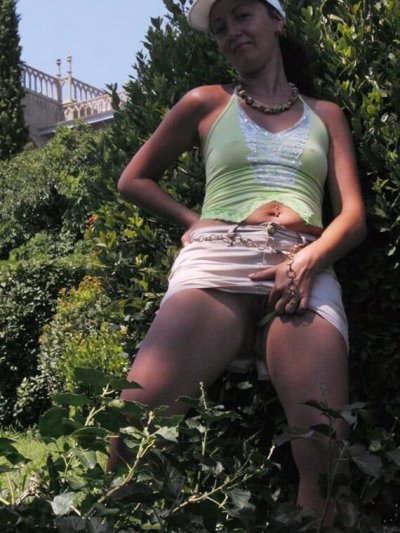 Опытная развратница показывает свои прелести в уютном уголке и на свежем воздухе