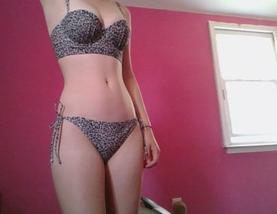 Сексуальная жена показывает свою стройность в купальнике