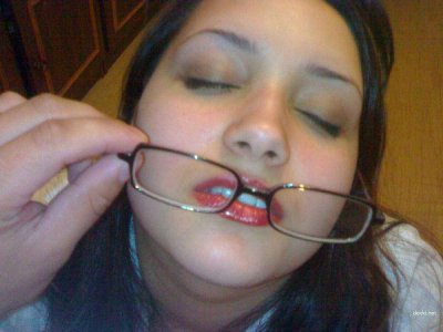 Очаровательная девушка в очках делает тебе приятное удовольствие