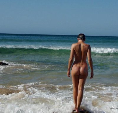 Опытная дамочка дрочит и ебется на свежем воздухе