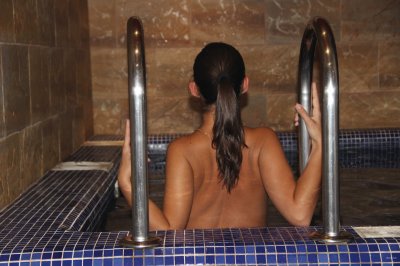 Сексуальная шатенка в плавательном бассейне - горячее шоу!