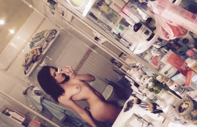 Интимные снимки от молодой дамы: немного интима для взрослых