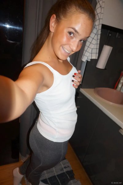 Сексуальная училка демонстрирует свою голую фигуру