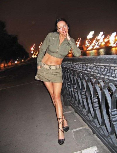 Опытная супруга раздевается на улице и демонстрирует свое тело