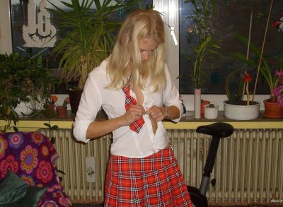 Очаровательная девушка сняла трусики и осталась в sexy красных чулках