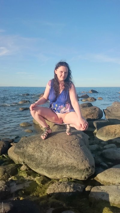 Сосет ухажеру в лесу: оральный секс под открытым небом