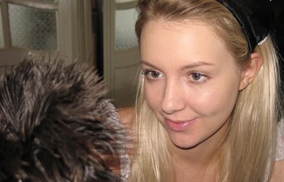 Соблазнительная горничная Анна наслаждается своими пальчиками