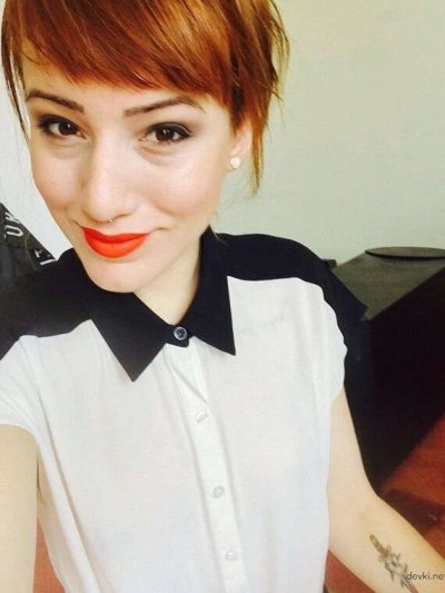 Обнаженная красотка с яркими татуировками на теле