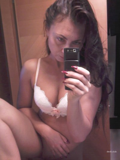 Горячая красотка снимает себя на камеру