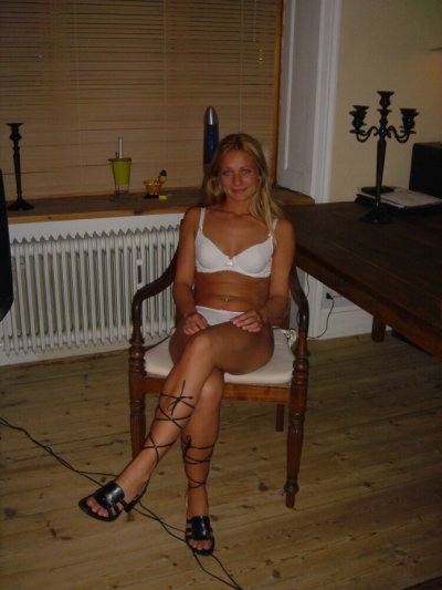 Развратная блондинка делится интимными моментами на откровенных снимках