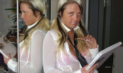 Горячая блондиночка с шикарной грудью показывает свои формы в уютной обстановке