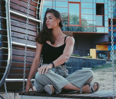 Интимные снимки обнаженной красотки с огненными прелестями