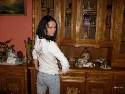 Молодая красотка с влажной киской в эротическом видео