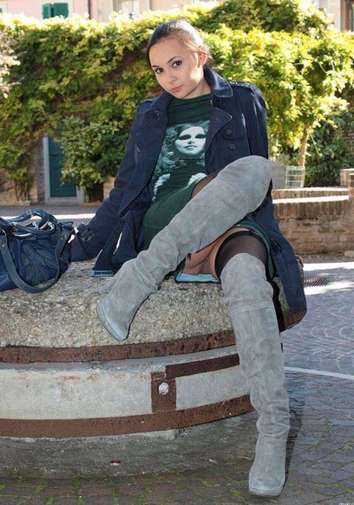 Привлекательная девушка демонстрирует свою интимную зону