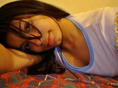 Жгучая красотка сняла одежду у себя дома