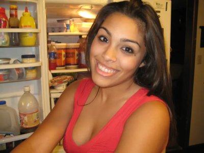 Сочная мулатка делает минет парню, облизывает его член