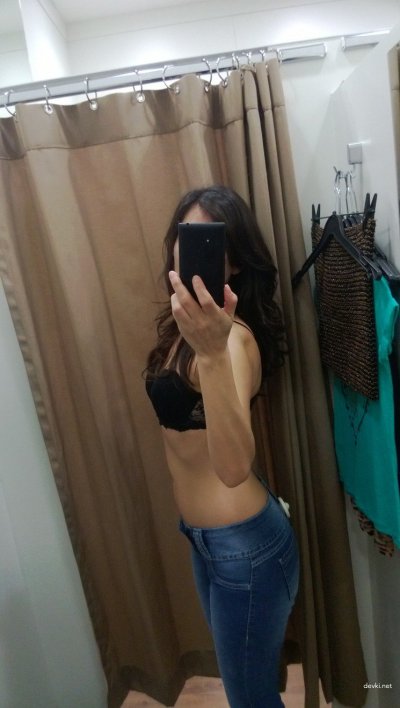 Девушка без одежды в примерочной: сексуальное шоу!