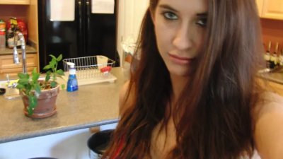 Темноволосая красотка демонстрирует свои прелести: объемные ягодицы и бюст