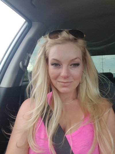 Горячая блондиночка пикантно снимает одежду на камеру