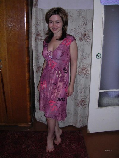 Демонстрирует, как делает минет