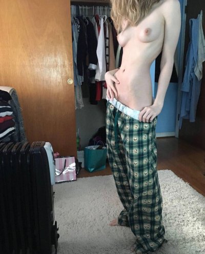 Студентка занимается анальной самоудовлетворением