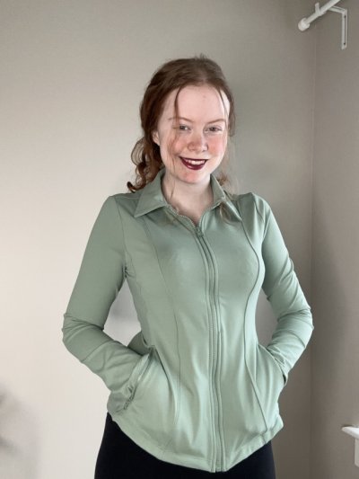 Горячая рыжая красотка с волосатой писькой и соблазнительными бюстами