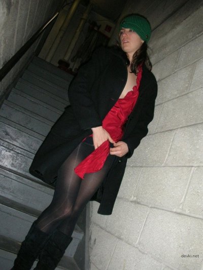 Девочка дрочит в подъезде - развратно и страстно!